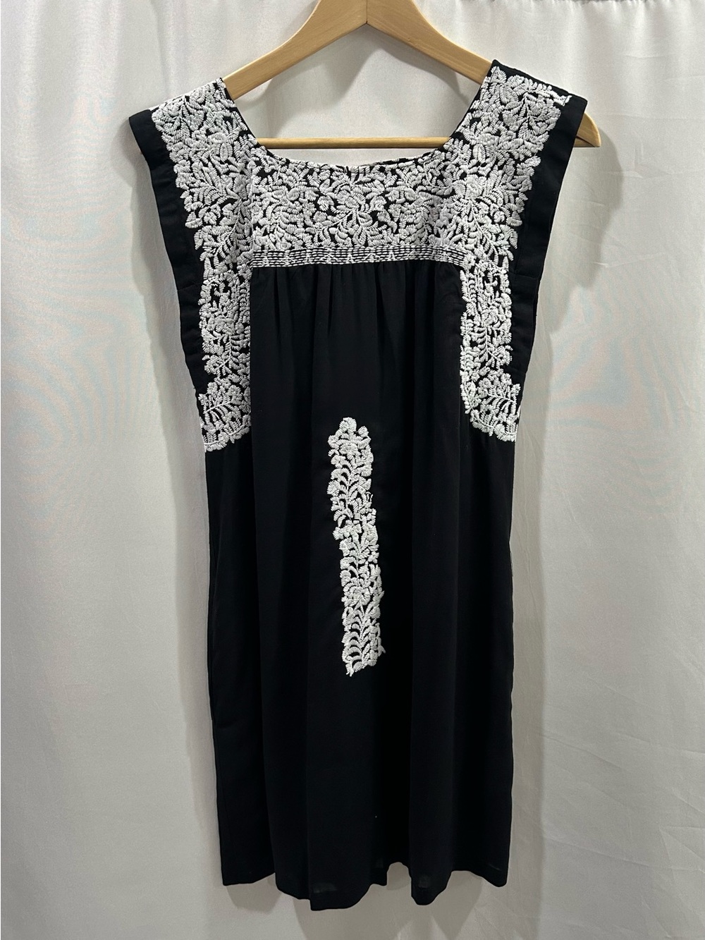 J.Marie Devyn Black Mini Sheath Dress with White Embroidery
